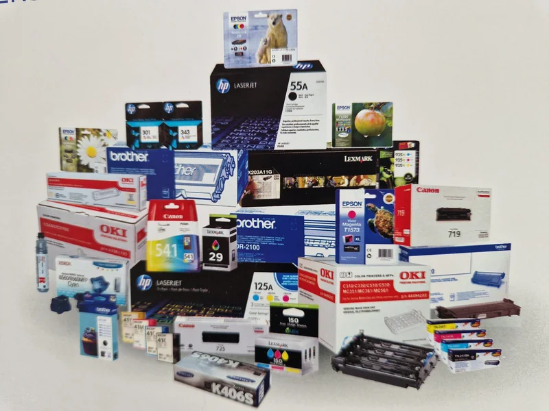 Sélection de cartouches et toners HP, Epson, Brother, Canon, OKI et Lexmark, photo fournie par Digital-Buro