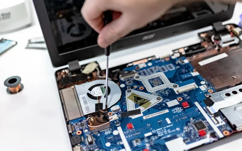 Réparation d’un ordinateur portable ouvert avec un tournevis